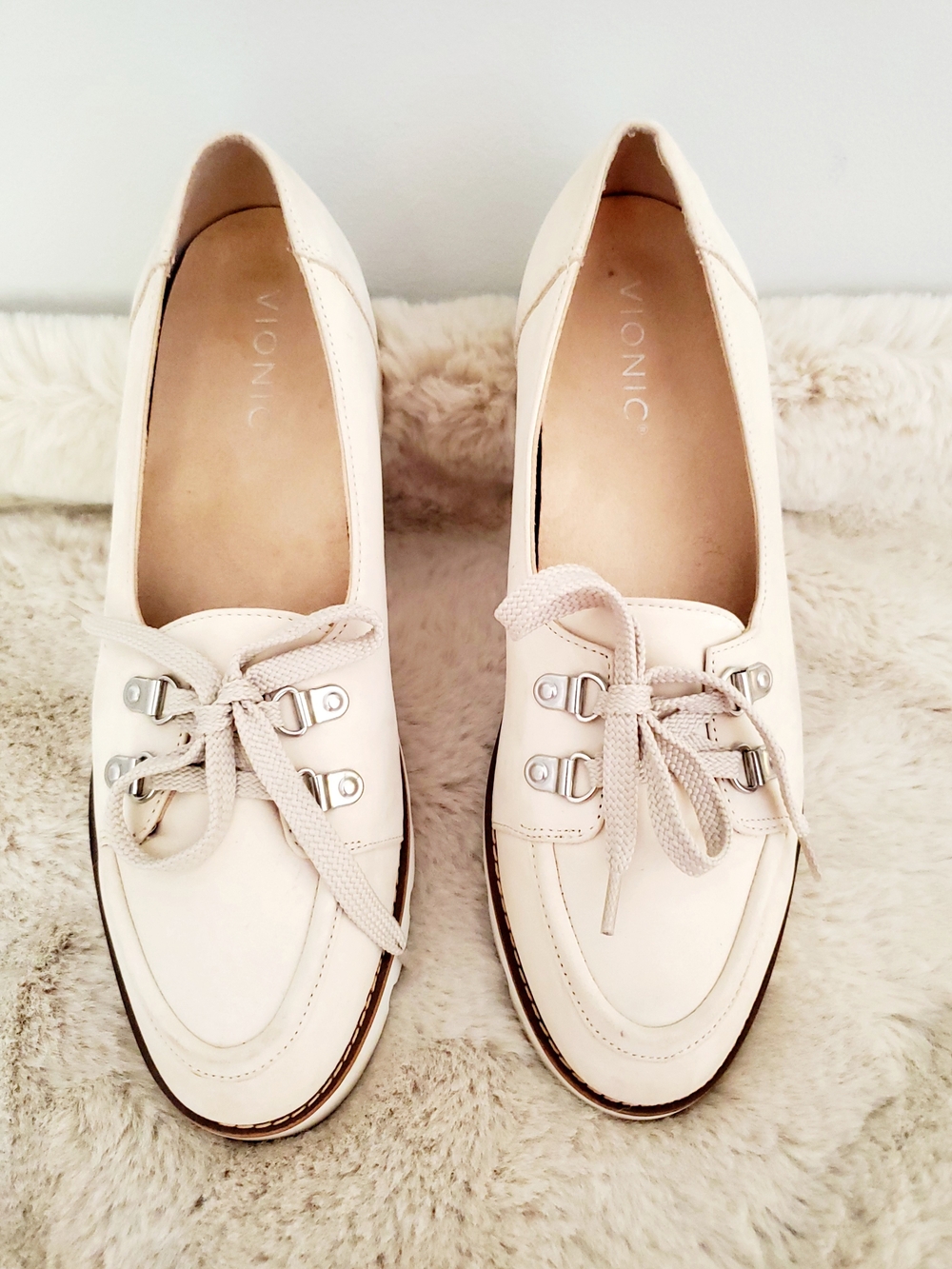 Vionic Teagan Cream Nubuck Leather Lug Sole Loafers Size 8.5